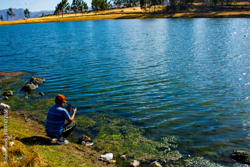 Persona disfrutando en la altura de laguna puquio, Peru.