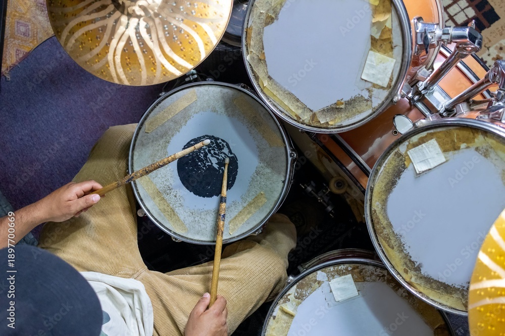 Obraz premium man plays drums at home