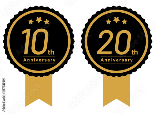 10周年と20周年のアニバーサリーラベル素材セット。高級感のあるゴールドとブラックのメダル型アイコン。お祝い、キャンペーン、ブランドの記念日、セールのプロモーション、感謝祭などのデザインに最適なエレガントなベクター風イラストレーション。