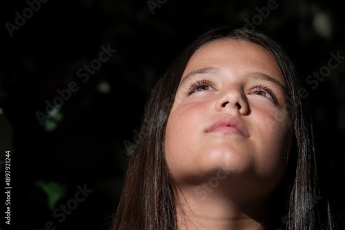 Volto di bimba con sguardo al cielo