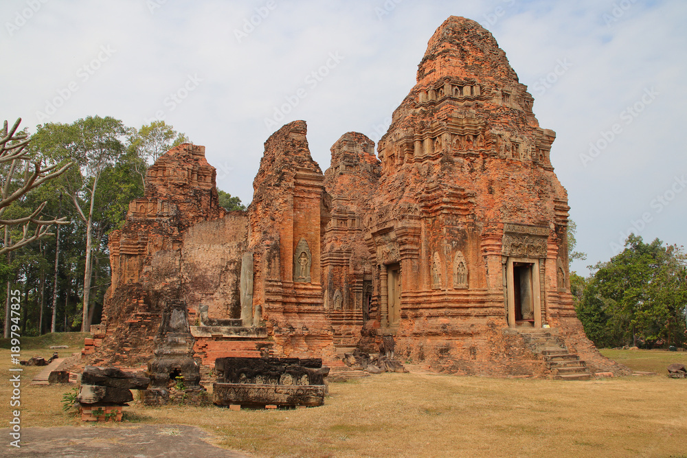 Obraz premium ruined ancient hindu and buddhist khmer temple (lolei) in angkor in siem reap in cambodia 