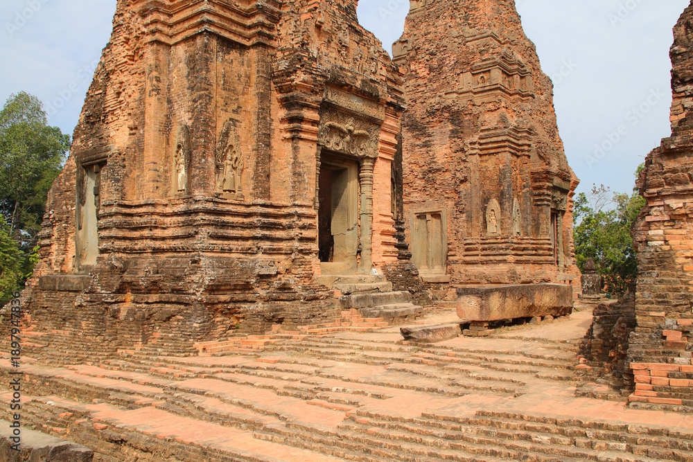 Obraz premium ruined ancient hindu and buddhist khmer temple (lolei) in angkor in siem reap in cambodia