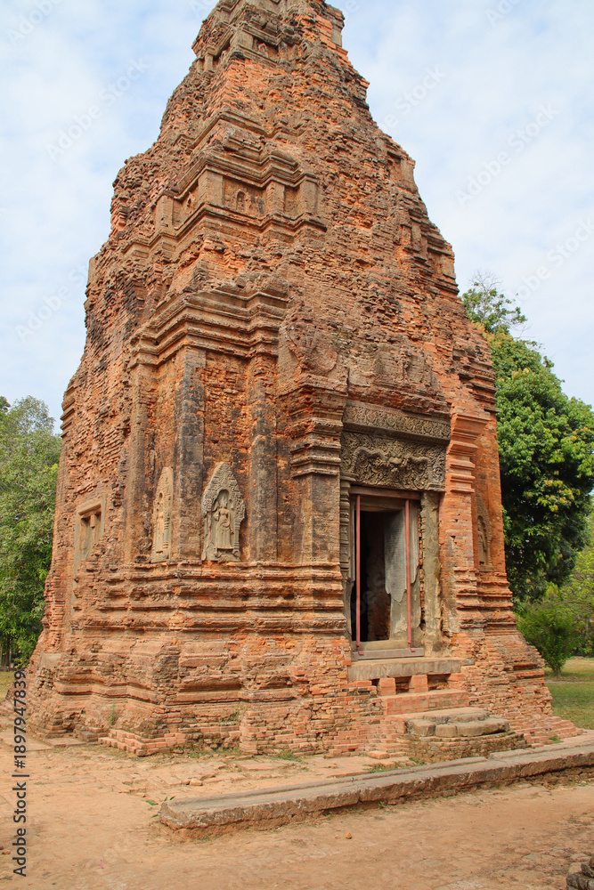 Obraz premium ruined ancient hindu and buddhist khmer temple (lolei) in angkor in siem reap in cambodia 