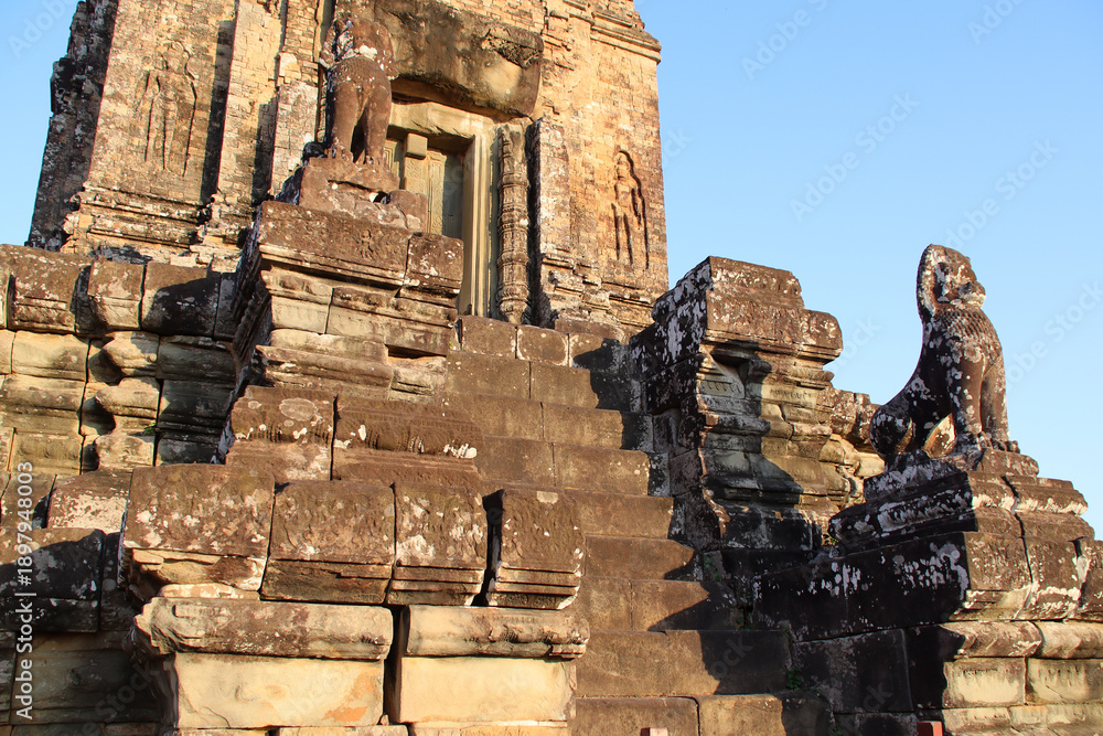 Naklejka premium ruined ancient hindu and buddhist khmer temple (pre rup) in angkor in siem reap in cambodia 