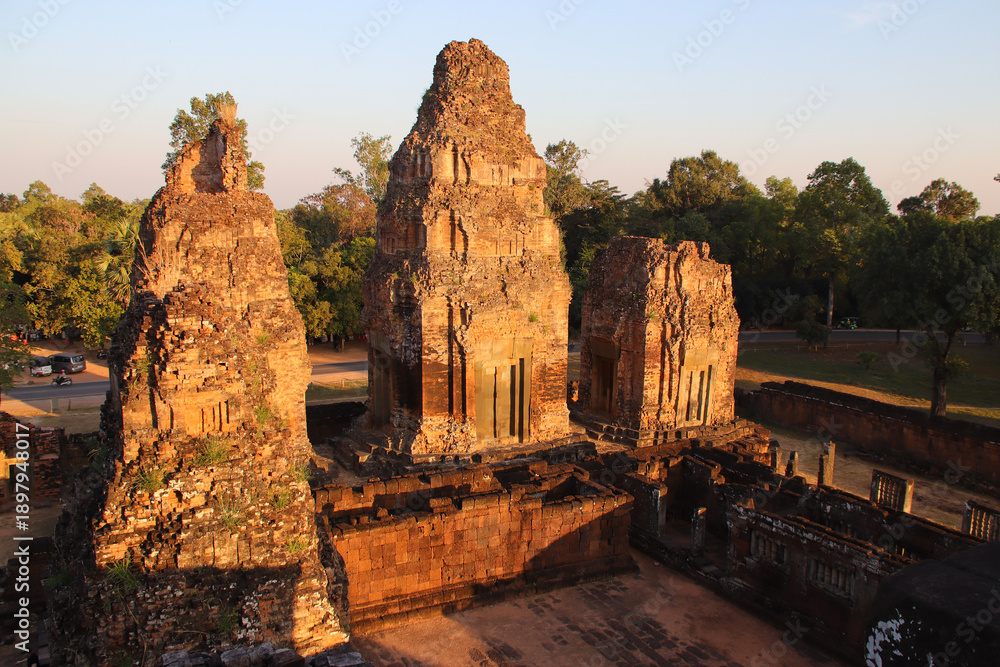 Naklejka premium ruined ancient hindu and buddhist khmer temple (pre rup) in angkor in siem reap in cambodia 