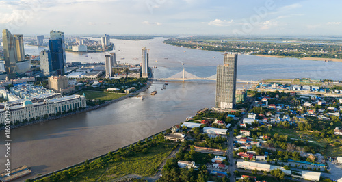 Fotografie Skyline cityscape view of the river waterfront of Phnom Penh with the Tonle Sap and Mekong river located in Phnom Penh, Cambodia