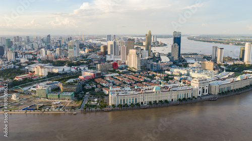 Foto Skyline cityscape view of the river waterfront of Phnom Penh with the Tonle Sap and Mekong river located in Phnom Penh, Cambodia