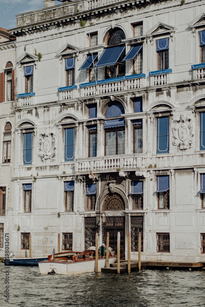Naklejka premium Historische Architektur in Venedig, Fassaden venezianischer Palazzi am Kanal, prachtvolle Gebäude der Renaissance und Gotik, Weltkulturerbe Italien, Details der Architektur.