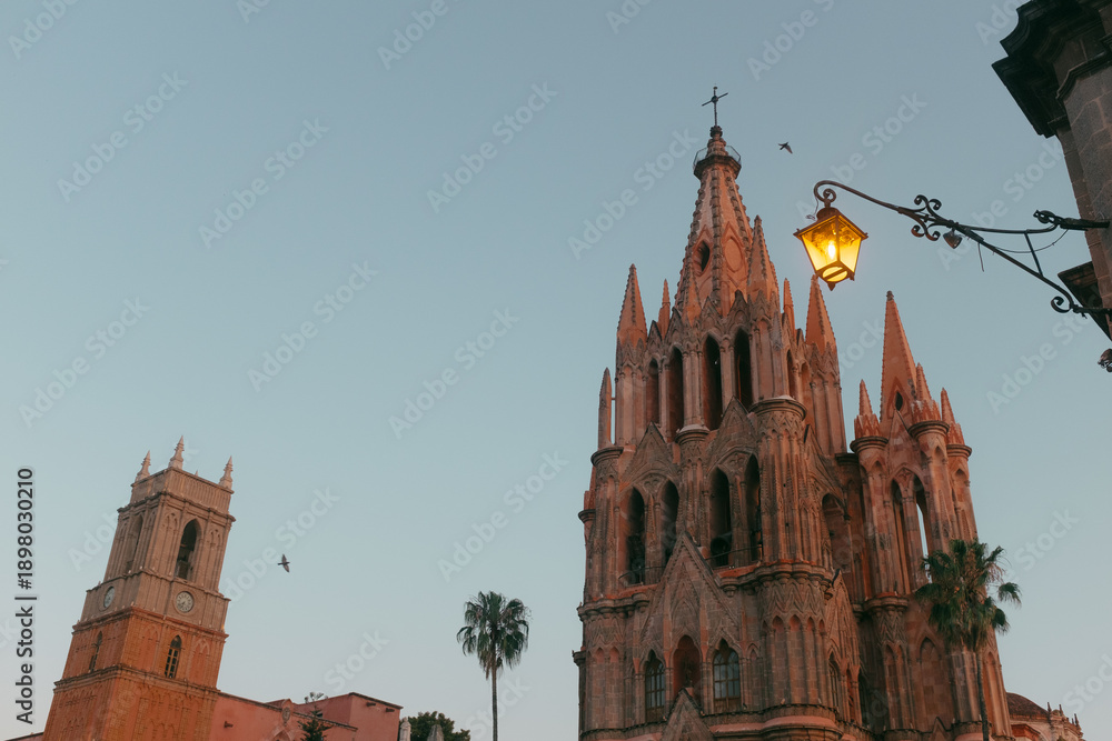 Obraz premium Parroquia de san miguel arcángel church at sunset