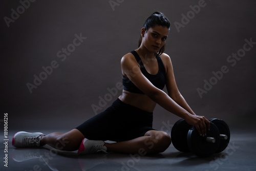 Foto Young girl doing workout in active wear