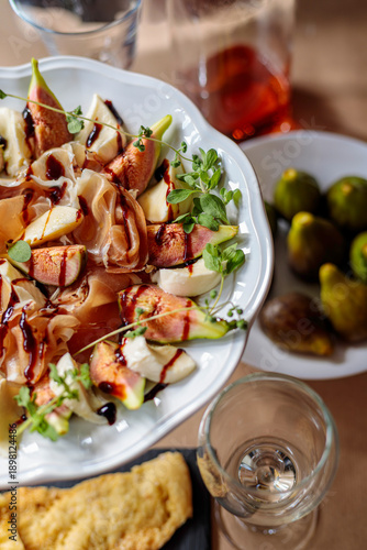 Fotografía Close up texture of fig and prosciutto salad with balsamic glaze