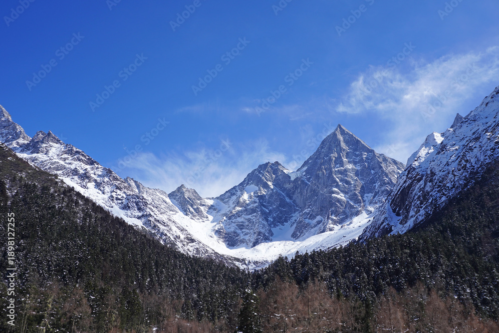 Obraz premium Bipenggou Valley (Bipenggou National Park) is a natural reserve located in northern Sichuan, China