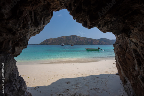 Koh Kham, Sattahip, an ecotourism destination, welcomes tourists who want to dive and see coral reefs and natural plants along the ecotourism route. In addition, there is a clean white sand beach 