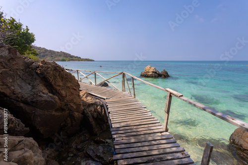 Koh Kham, Sattahip, an ecotourism destination, welcomes tourists who want to dive and see coral reefs and natural plants along the ecotourism route. In addition, there is a clean white sand beach 