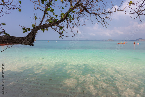 Koh Kham, Sattahip, an ecotourism destination, welcomes tourists who want to dive and see coral reefs and natural plants along the ecotourism route. In addition, there is a clean white sand beach 