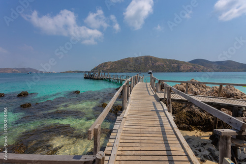Koh Kham, Sattahip, an ecotourism destination, welcomes tourists who want to dive and see coral reefs and natural plants along the ecotourism route. In addition, there is a clean white sand beach 