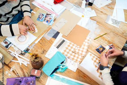 Fotografi People creating handmade albums at scrapbooking workshop