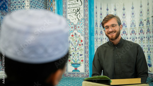 Canvas Print Muslim children chatting and laughing with their teacher in mosque