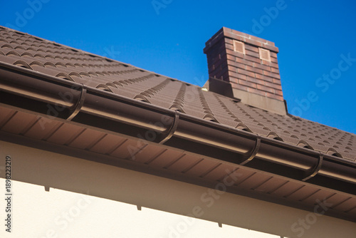 Roof edge with plastic gutter