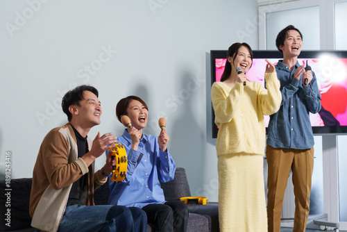 Foto カラオケで遊ぶ男女