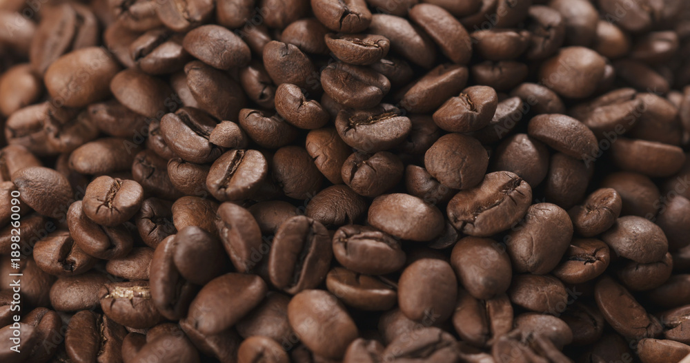 Obraz premium closeup coffee beans falling into bowl