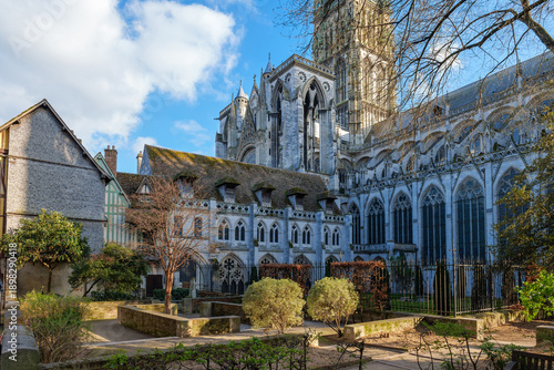 Foto Rouen Cathedral seen from Albane Gardens in spring with fresh green leaves and s
