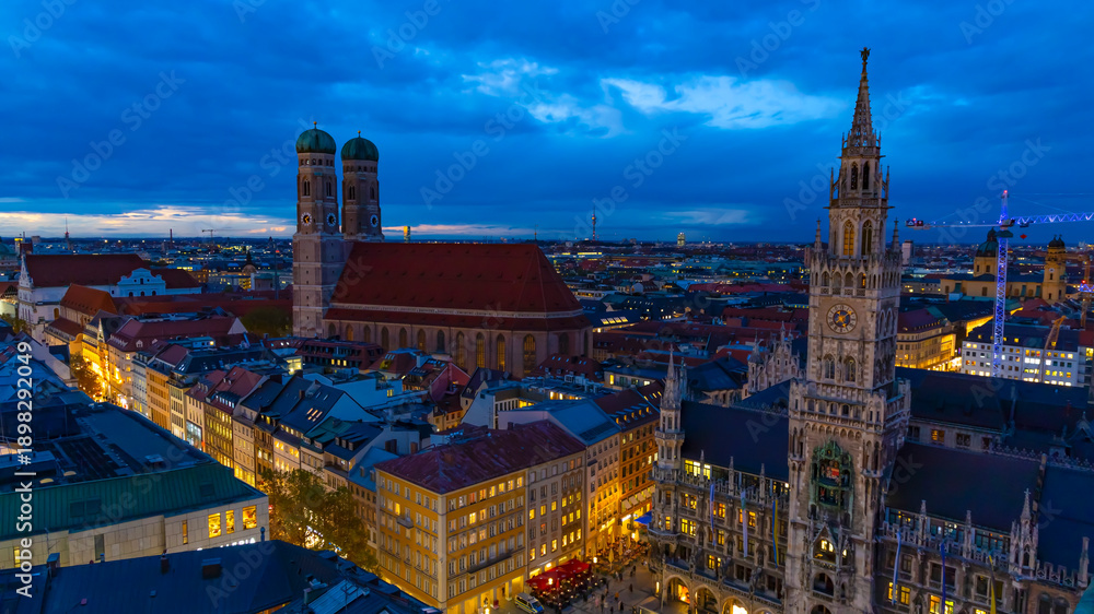 Obraz premium The view of landmark in munich with The New Town Hall at Marienplatz Square in Munich, Bavaria, Germany