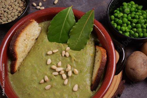 primo piano di ciotola con passato di verdura