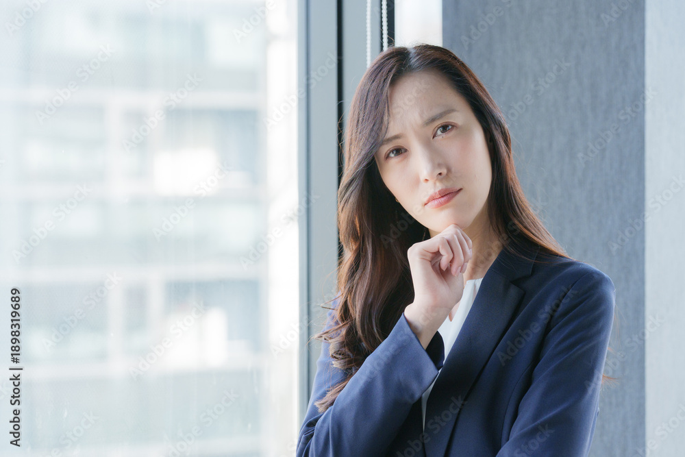 Fototapeta premium オフィスで働くビジネスパーソン女性