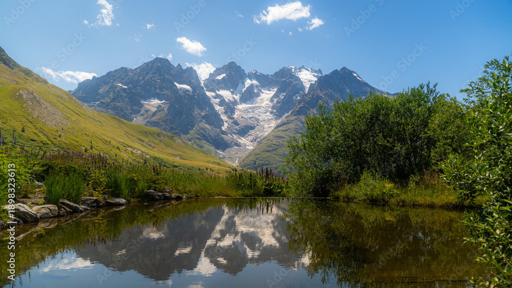 Obraz premium Mountain river flowing through alpine landscape