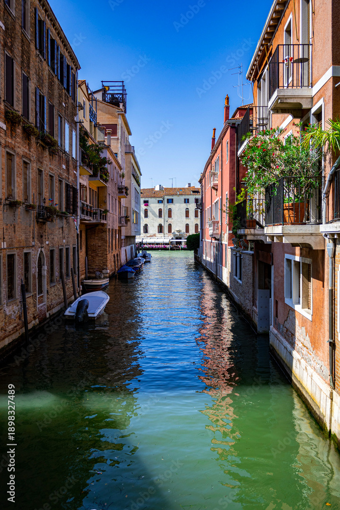 Fototapeta premium View of the canals of Venice (Italy)