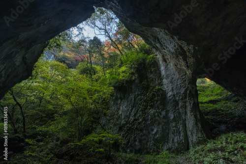 Obraz na płótnie 日本 岡山県新見市草間にある巨大な天然橋と鍾乳洞である羅生門の第二門と第三門