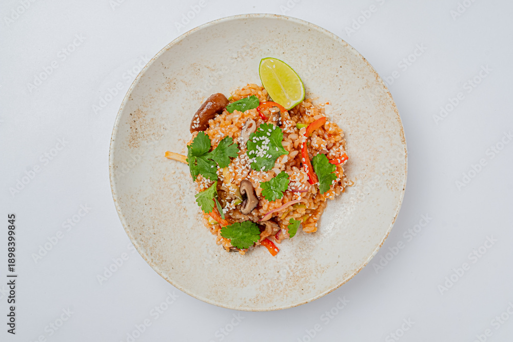 Φωτογραφία A vibrant dish of fried rice filled with vegetables, topped with cilantro and a