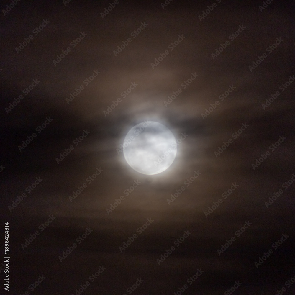 Obraz premium Full moon in the night sky with clouds