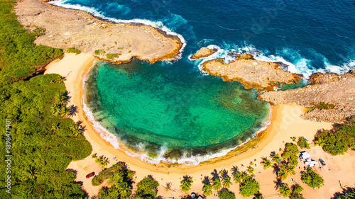 Cuadro en lienzo Tropical cove beach in Puerto Rico