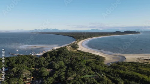 Voo de drone sobre Ilha do Mel no Litoral do Paraná sobre canal fluvial no mangue na Praia do Istmo Trapiche com mar oceano atlântico azul em Paranaguá