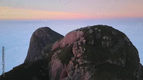 Voo ao nascer do sol ao amanhecer sobre Cume do Pico Paraná na Serra do Ibitiraquire Antonina Ibititati e União