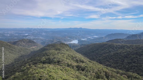 Voo Sobre Morro do Getúlio na Serra do Ibitiraquire na Mata Atlântica com Represa do Capiravi ao Fundo