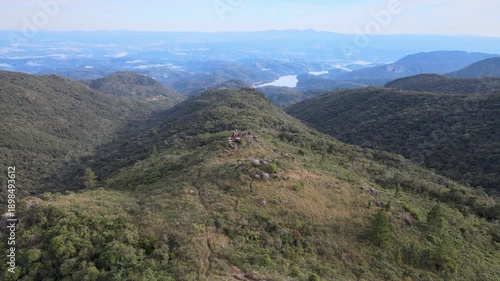 Voo Sobre Trilha ou Trekking no Morro do Getúlio na Serra do Ibitiraquire na Mata Atlântica com Represa do Capiravi ao Fundo