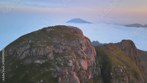 Voo ao nascer do sol ao amanhecer sobre Cume do Pico Paraná e grupo de montanhistas na Serra do Ibitiraquire Antonina Com Pico Ferraria e mar de nuvens