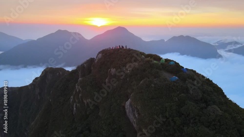 Voo ao nascer do sol ao amanhecer sobre Cume do Pico Paraná e grupo de montanhistas na Serra do Ibitiraquire Antonina Com Pico Ferraria e mar de nuvens