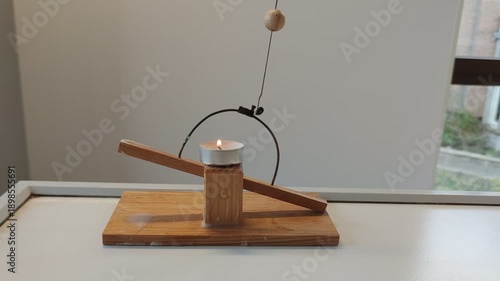 Physics lesson at school where the expansion of bimetal under the influence of heat is demonstrated using a seesaw.