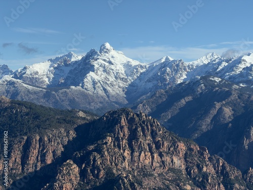 Sommets enneigés en Corse, vus depuis le Capo d'Orto. La Paglia Orba.