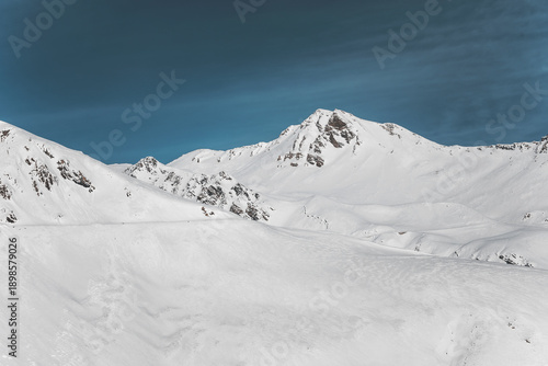 Fotografie minimal view of snow covered mountain near col de lautaret in french alps