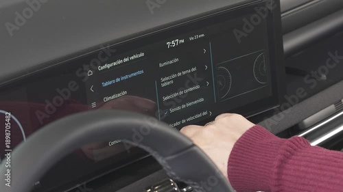 manos de una mujer moviendo los controles de un auto nuevo para configurarlo