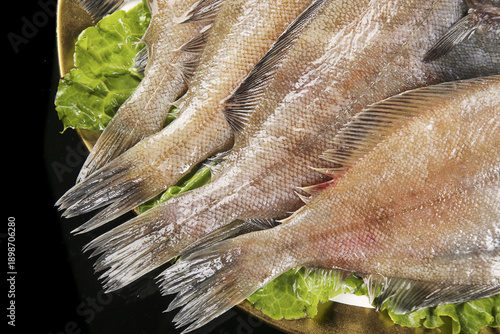 Schilderij op canvas Fresh Caught Plaice Flatfish Seafood Display from Dalian Sea Market with Lettuce