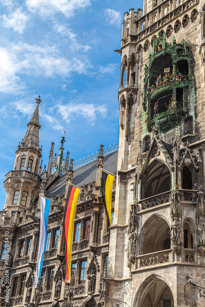 Obraz premium The famous Glockenspiel in the tower of the New city hall,inspired by the tournaments that were held in the Marienplatz (Mary's Square) during the Middle Ages, Munich, Germany