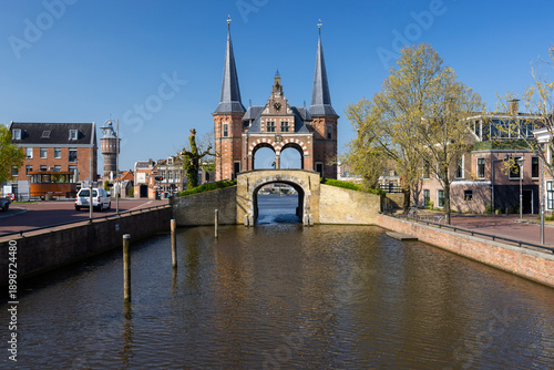 Fotografie Waterpoort gatehouse spanning canal in Sneek, Netherlands