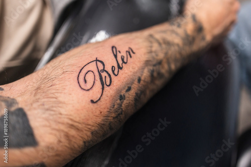 Foto Person displaying belen name tattoo on forearm
