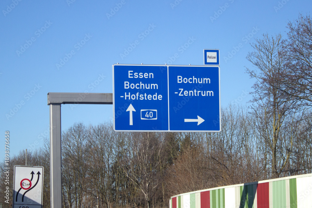 Fototapeta premium Autobahn A40, Ausfahrt Bochum-Zentrum, Essen, Bochum-Hofstede